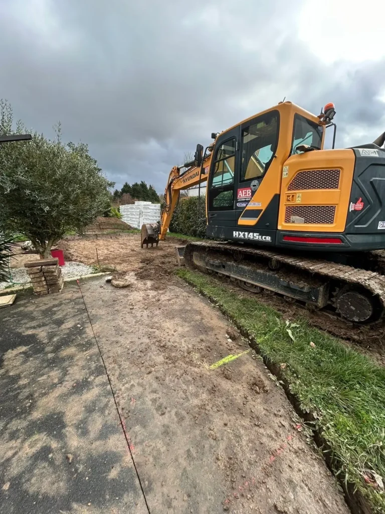 Pelle sur un terrain en cours de préparation