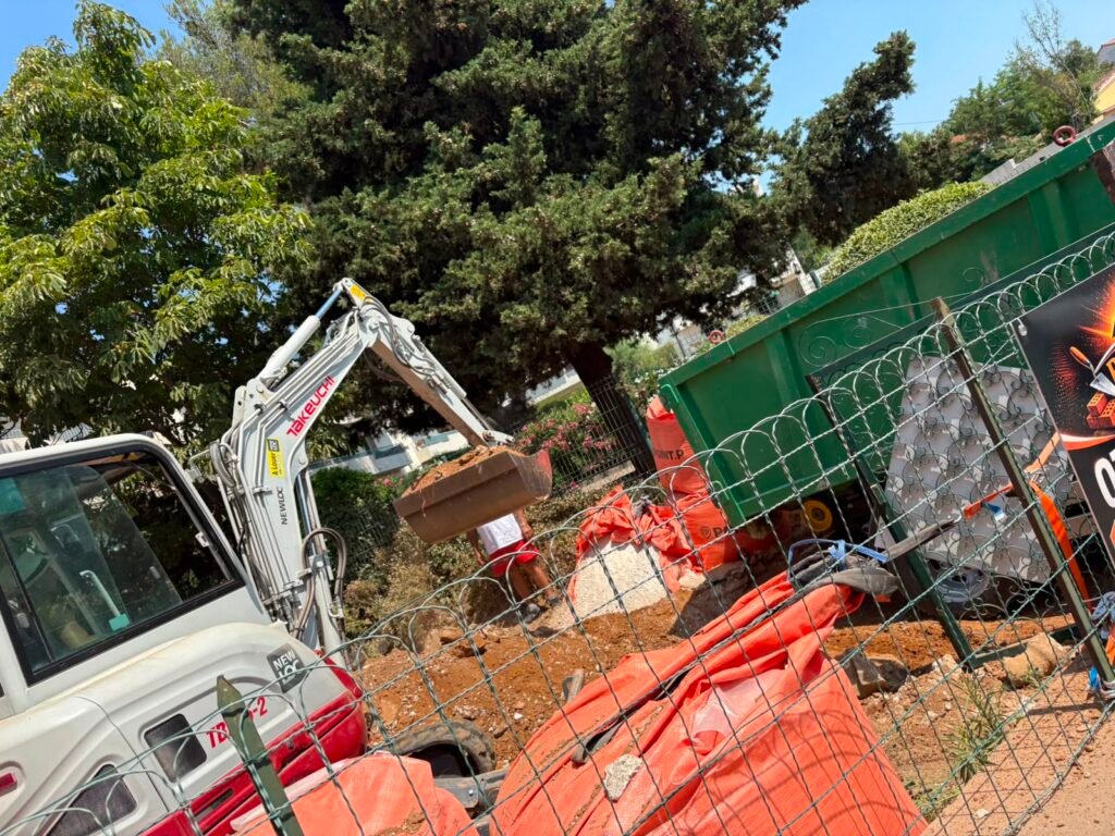 Engin de chantier sur un terrain privé