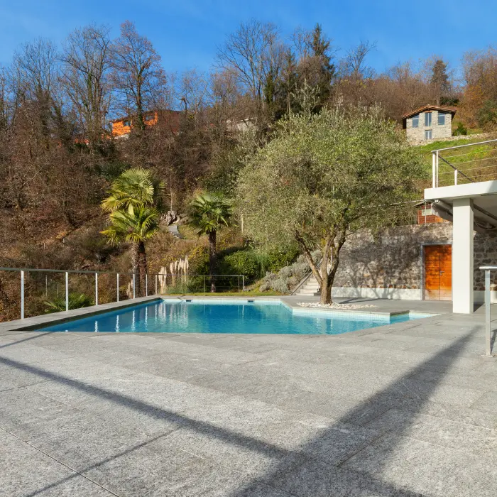 Piscine et terrasse dans un terrain en pente