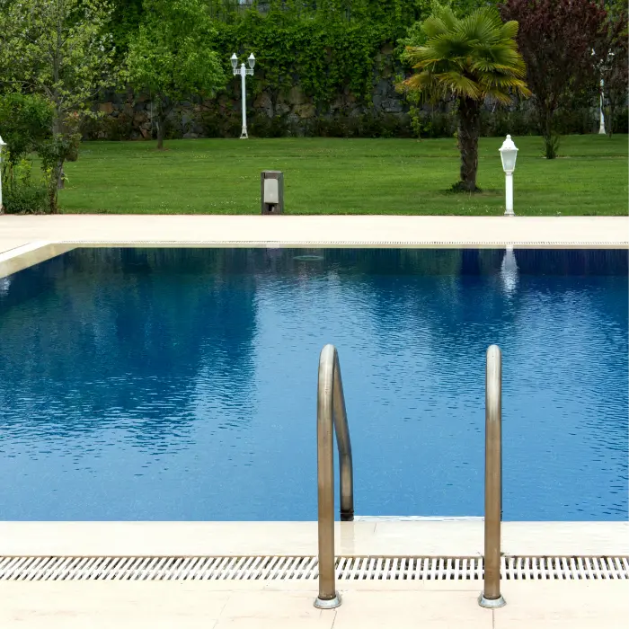 Bassin en eau au milieu du jardin